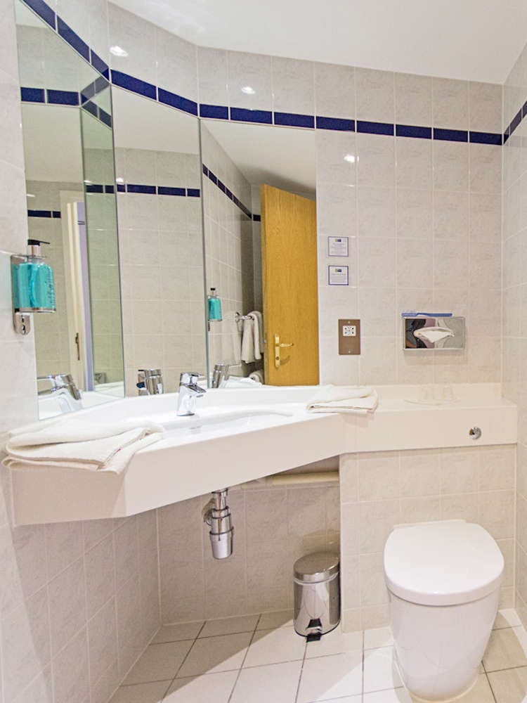 Hotel Holiday Inn Express Poole photo 4