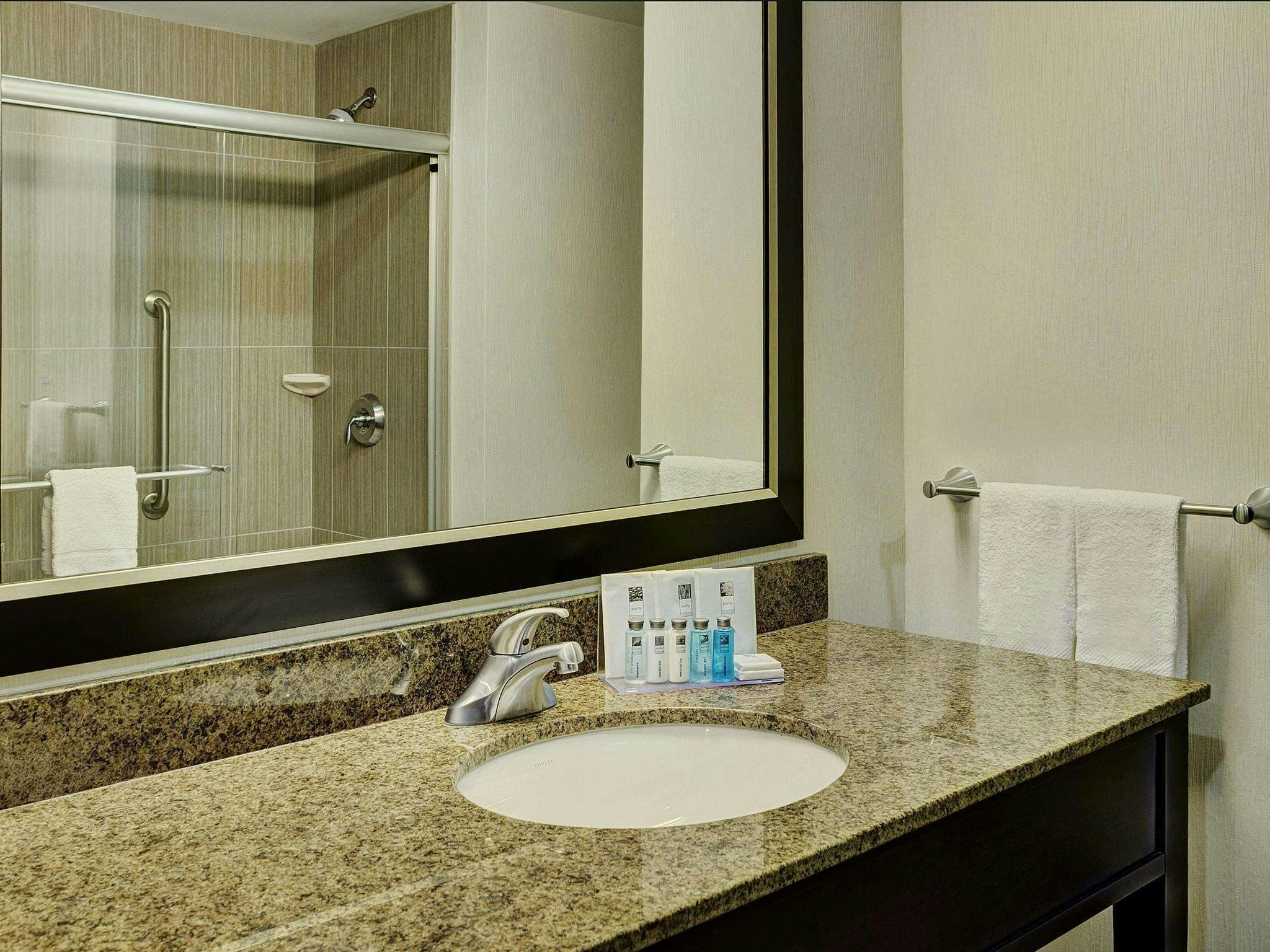 Hotel Hampton Inn By Hilton Winnipeg Airport photo 3