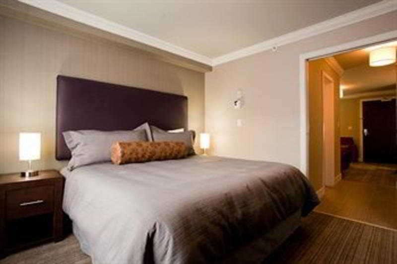 Hotel Sandman Hotel & Suites Calgary South photo 1