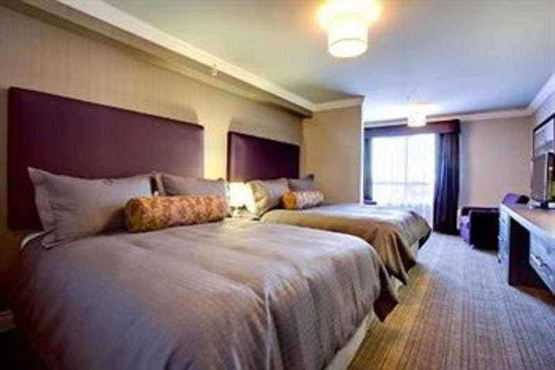 Hotel Sandman Hotel & Suites Calgary South photo 2