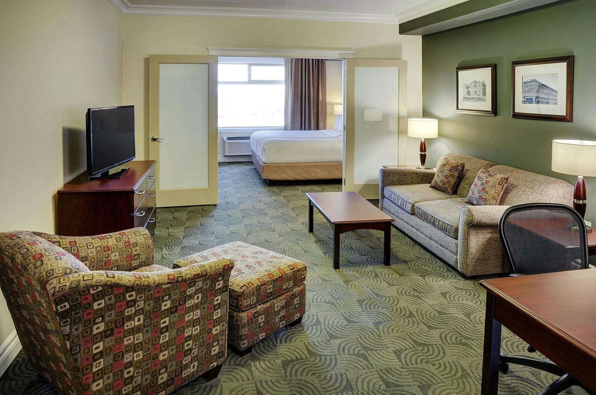 Hotel Chateau Nova Yellowhead photo 3