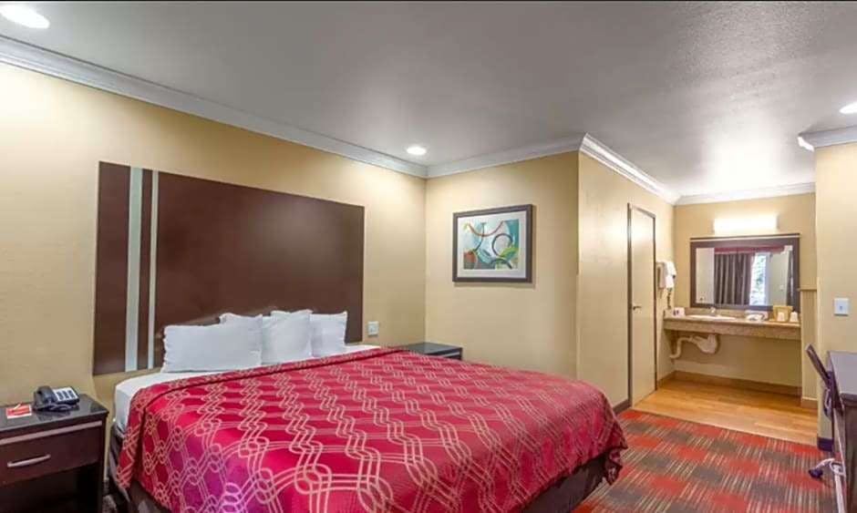 Hotel Econo Lodge Inn & Suites Escondido Downtown photo 1