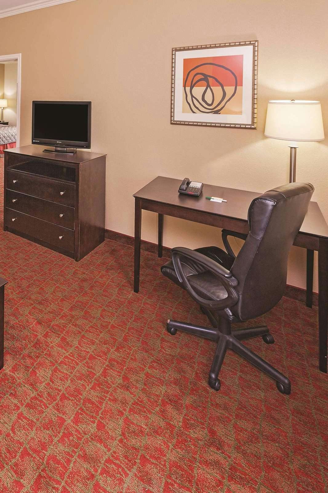 Hotel La Quinta Inn & Suites by Wyndham Columbus TX photo 4