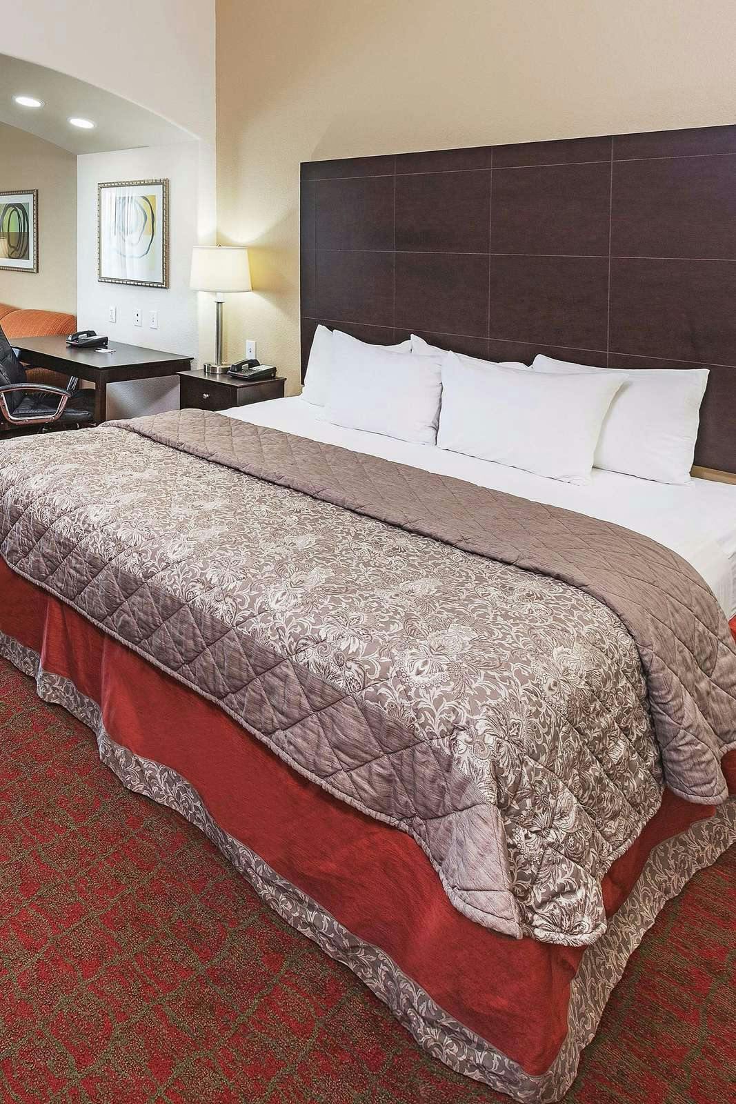 Hotel La Quinta Inn & Suites by Wyndham Columbus TX photo 1