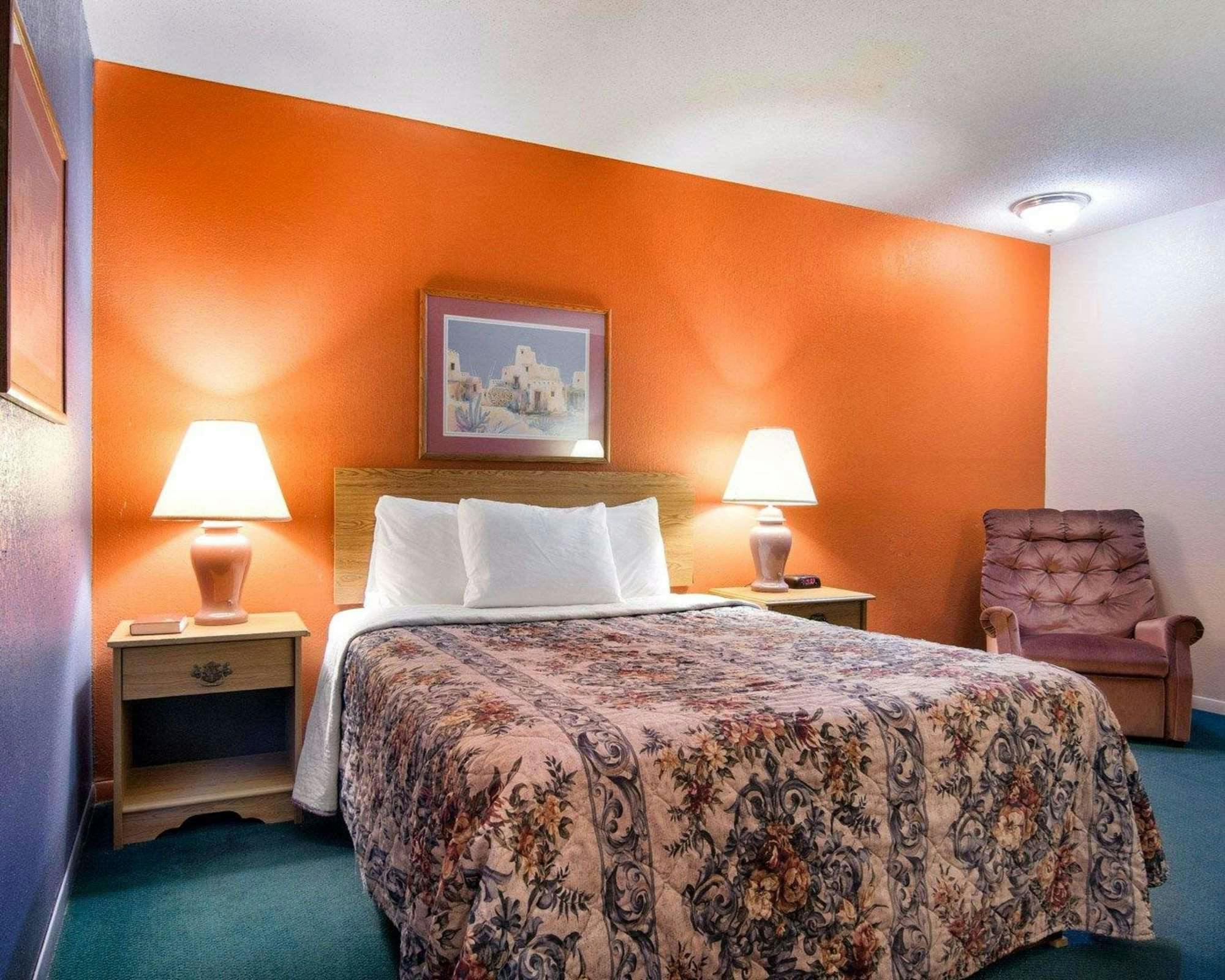 Hotel Knights Inn & Suites Emporia photo 1