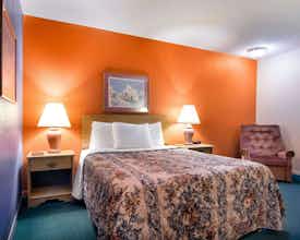 Hotel Knights Inn & Suites Emporia photo 1