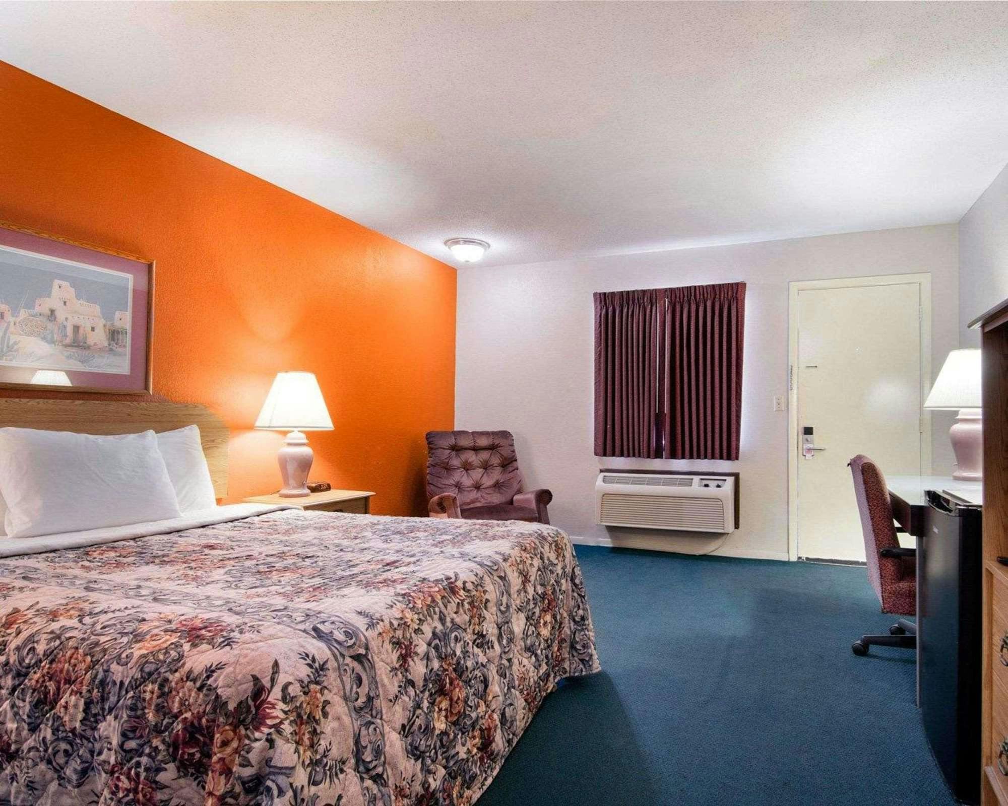 Hotel Knights Inn & Suites Emporia photo 2