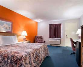 Hotel Knights Inn & Suites Emporia photo 2