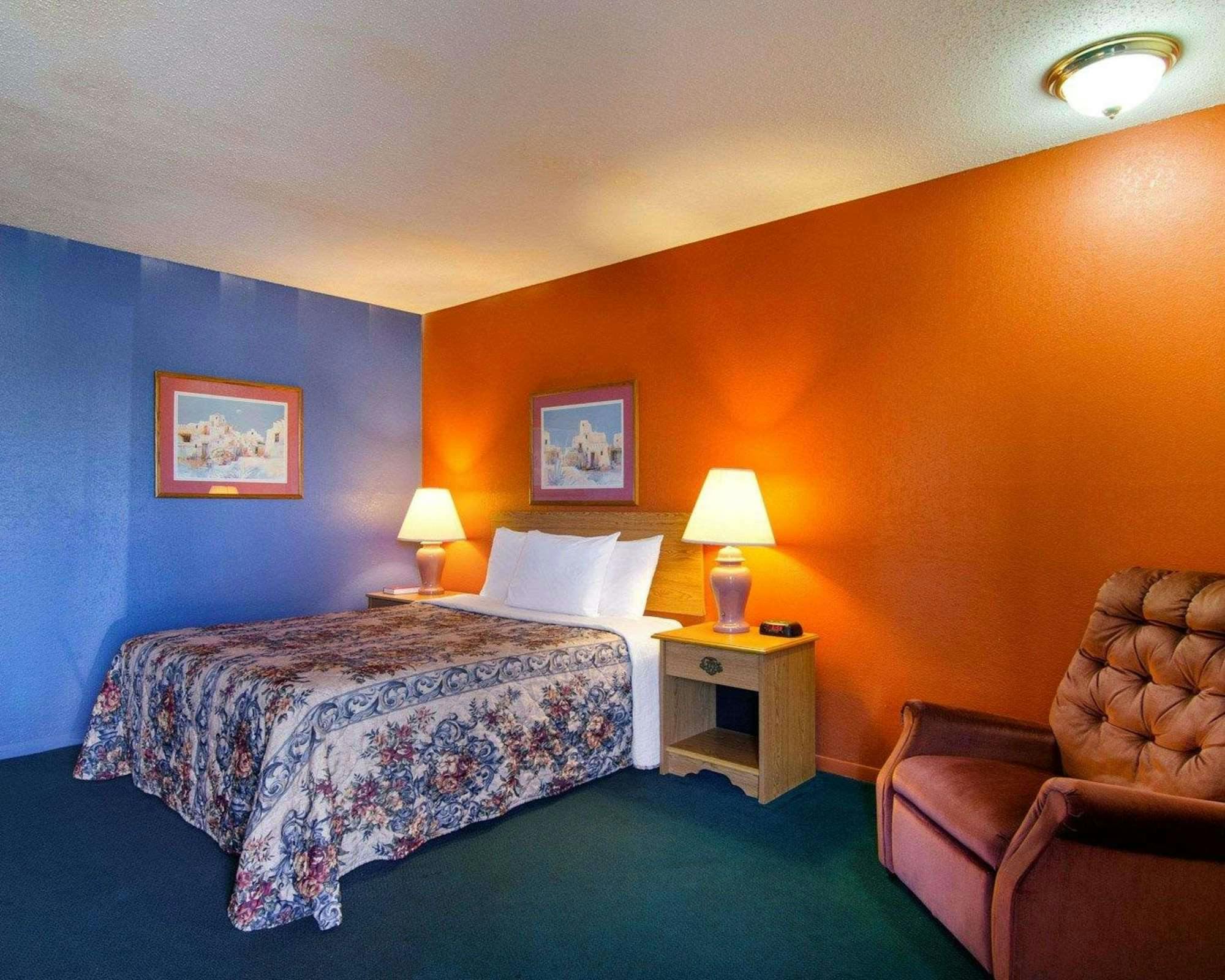 Hotel Knights Inn & Suites Emporia photo 3