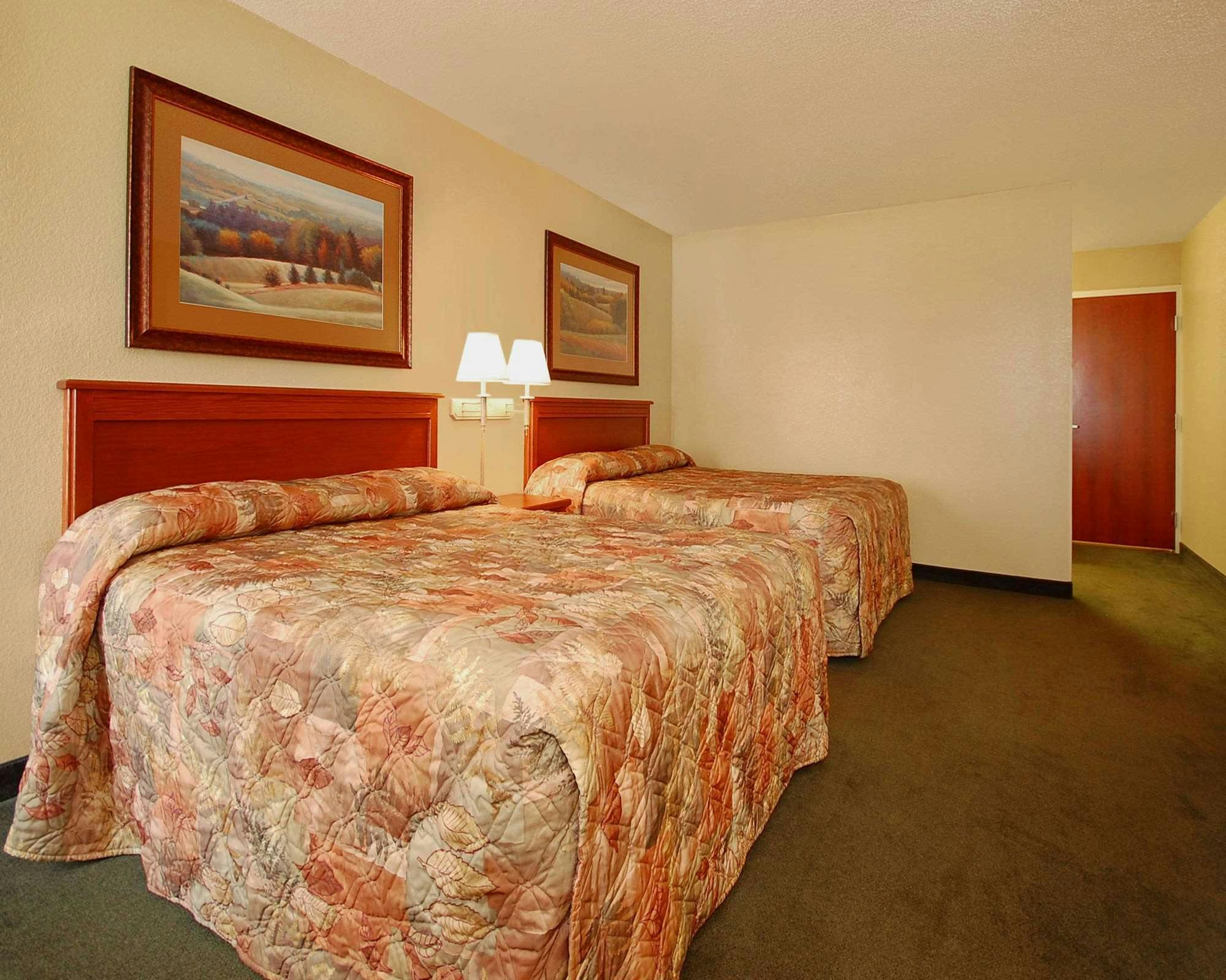 Econo Lodge Inn & Suites Kearney South