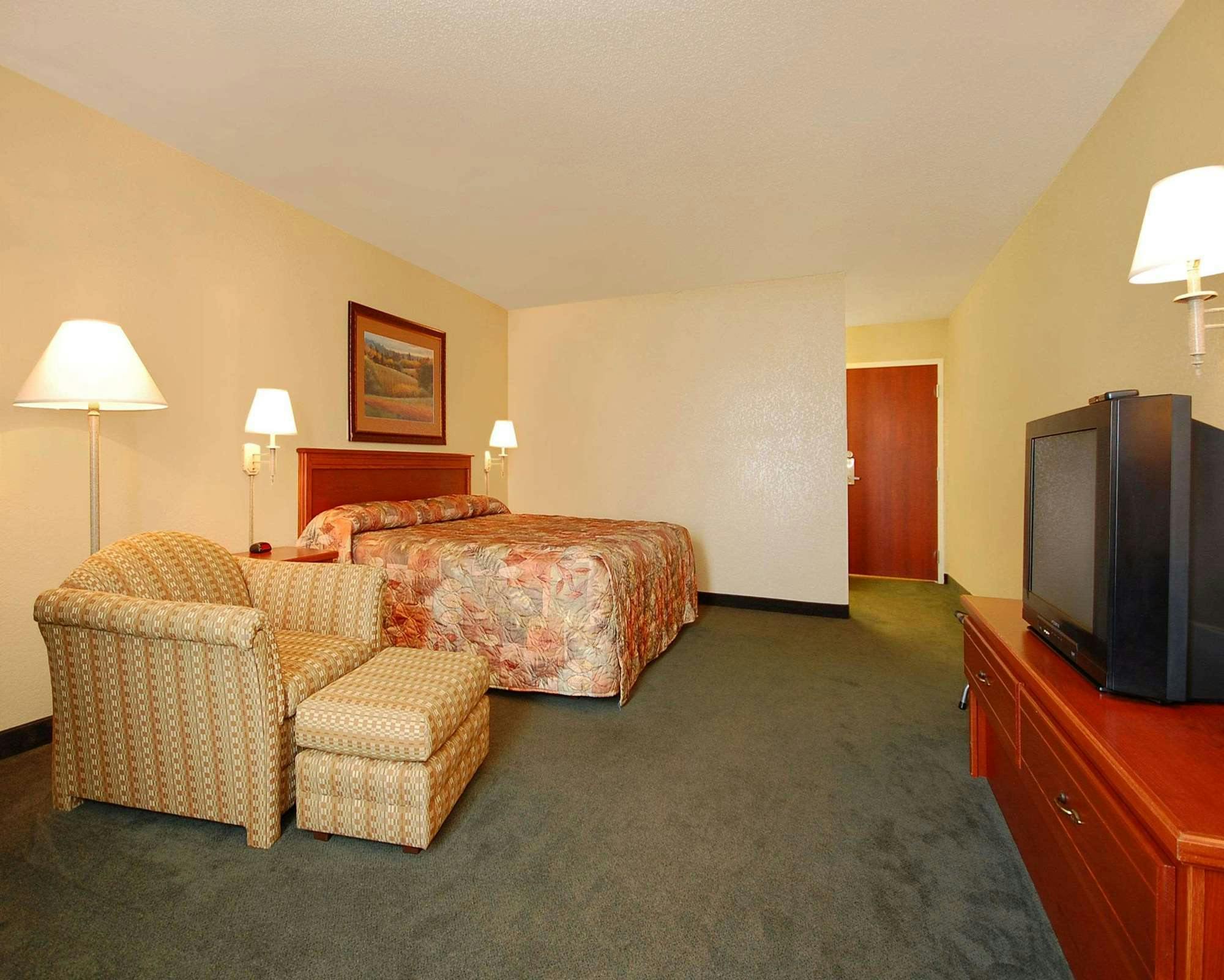 Hotel Econo Lodge Inn & Suites Kearney South photo 2