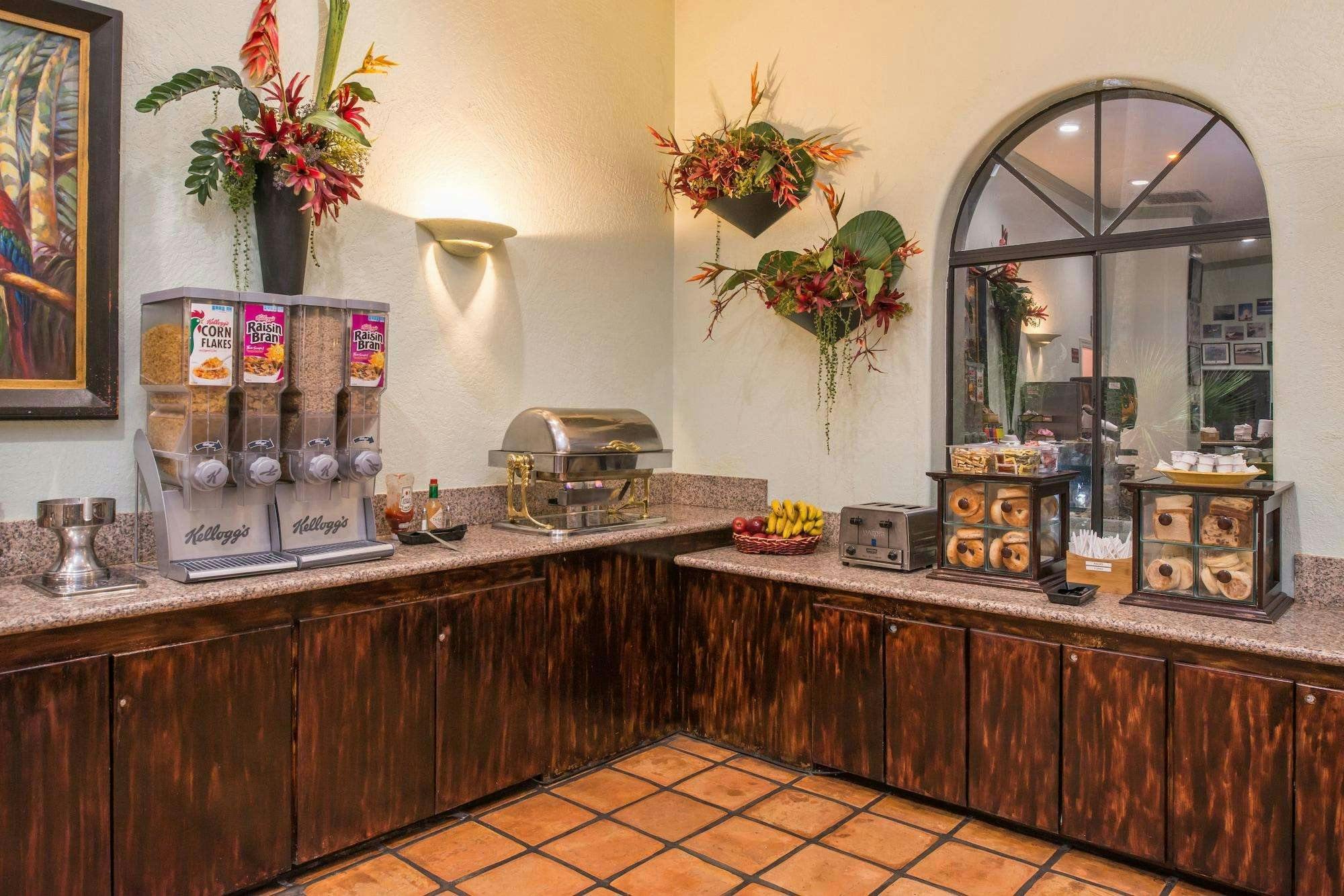 Hotel La Fuente Inn & Suites photo 5