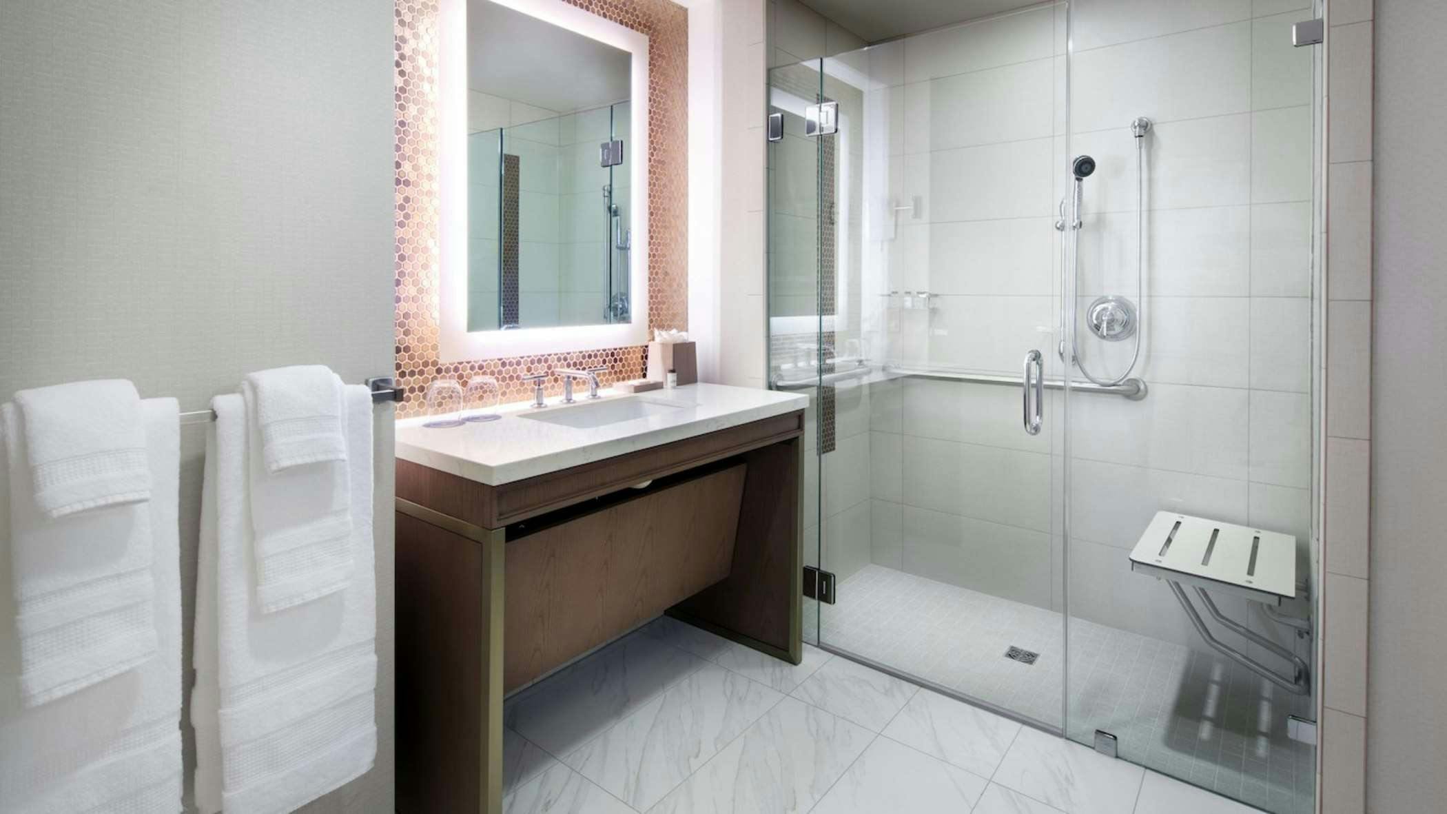 Hotel SHERATON REDDING HOTEL AT THE SUNDIAL BRIDGE photo 1