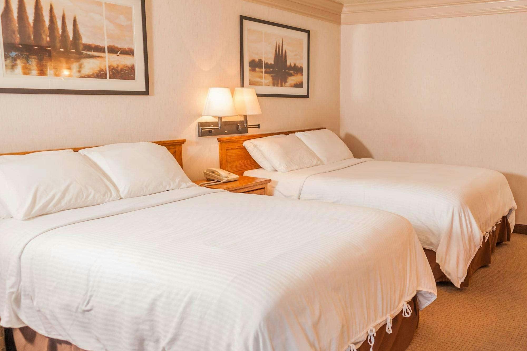 Hotel Coachman Inn &amp; Suites photo 1