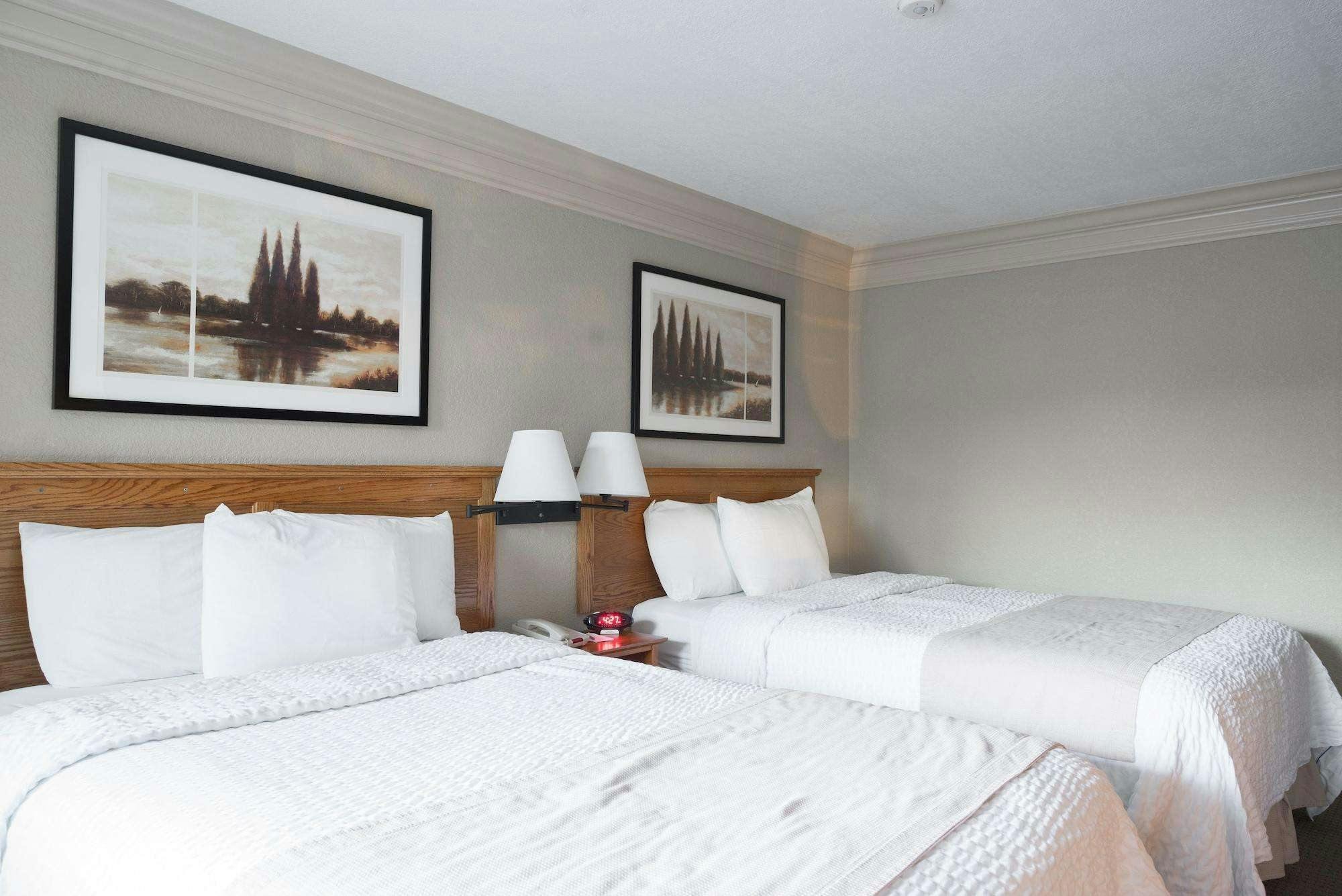 Hotel Coachman Inn &amp; Suites photo 3