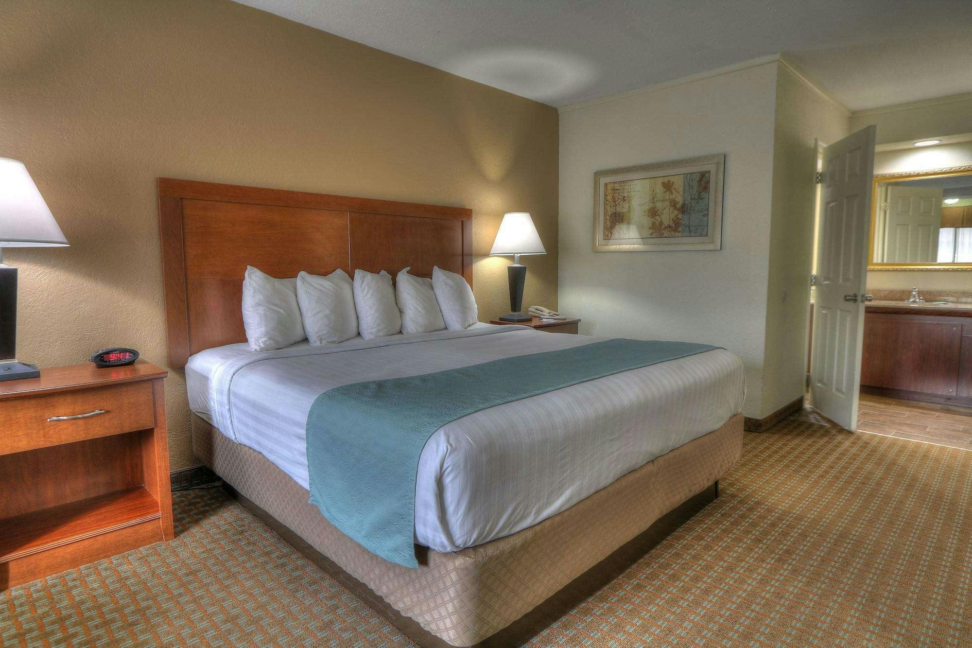 Hotel Crossroads Inn & Suites photo 1
