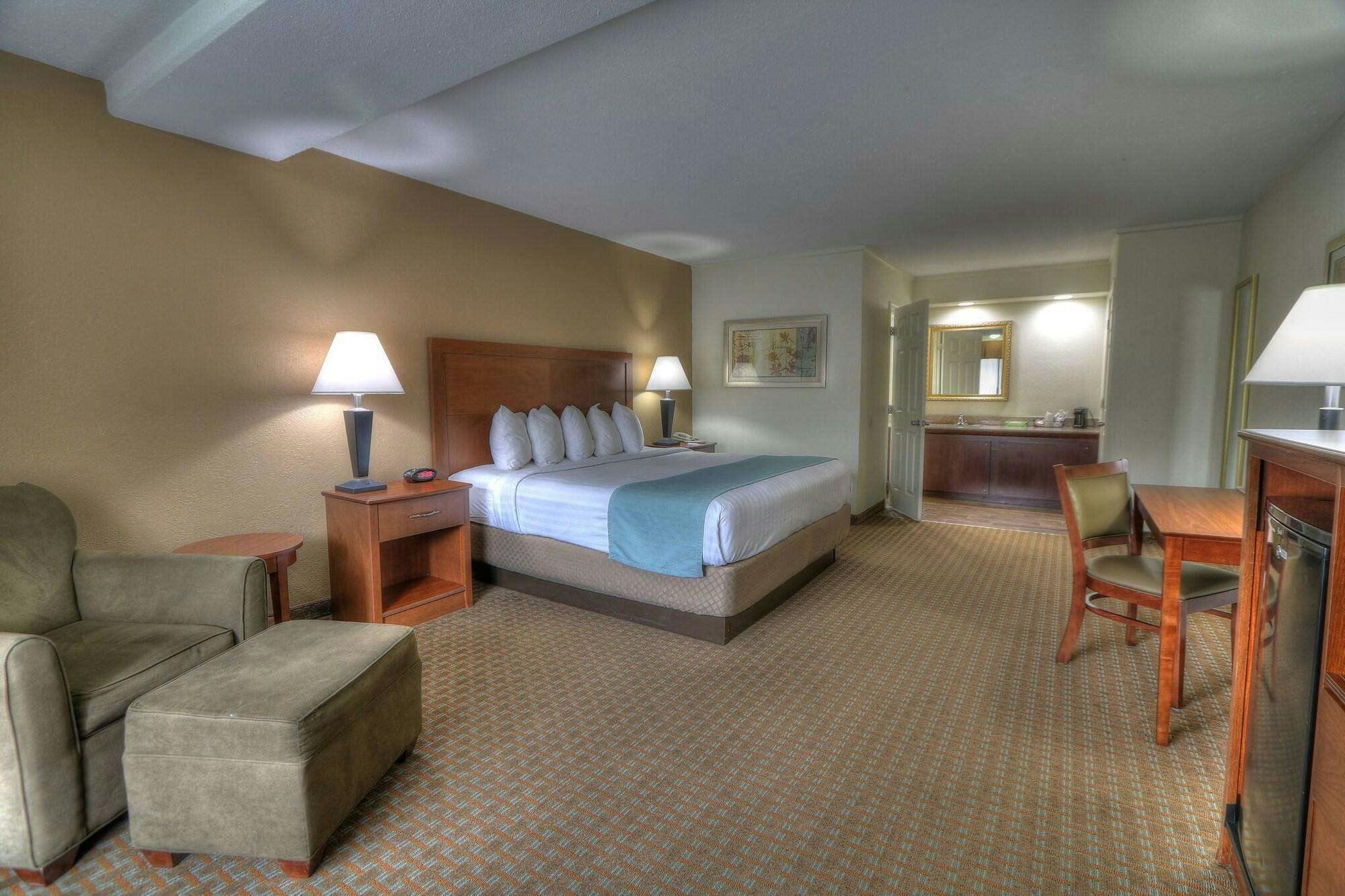Hotel Crossroads Inn & Suites photo 2