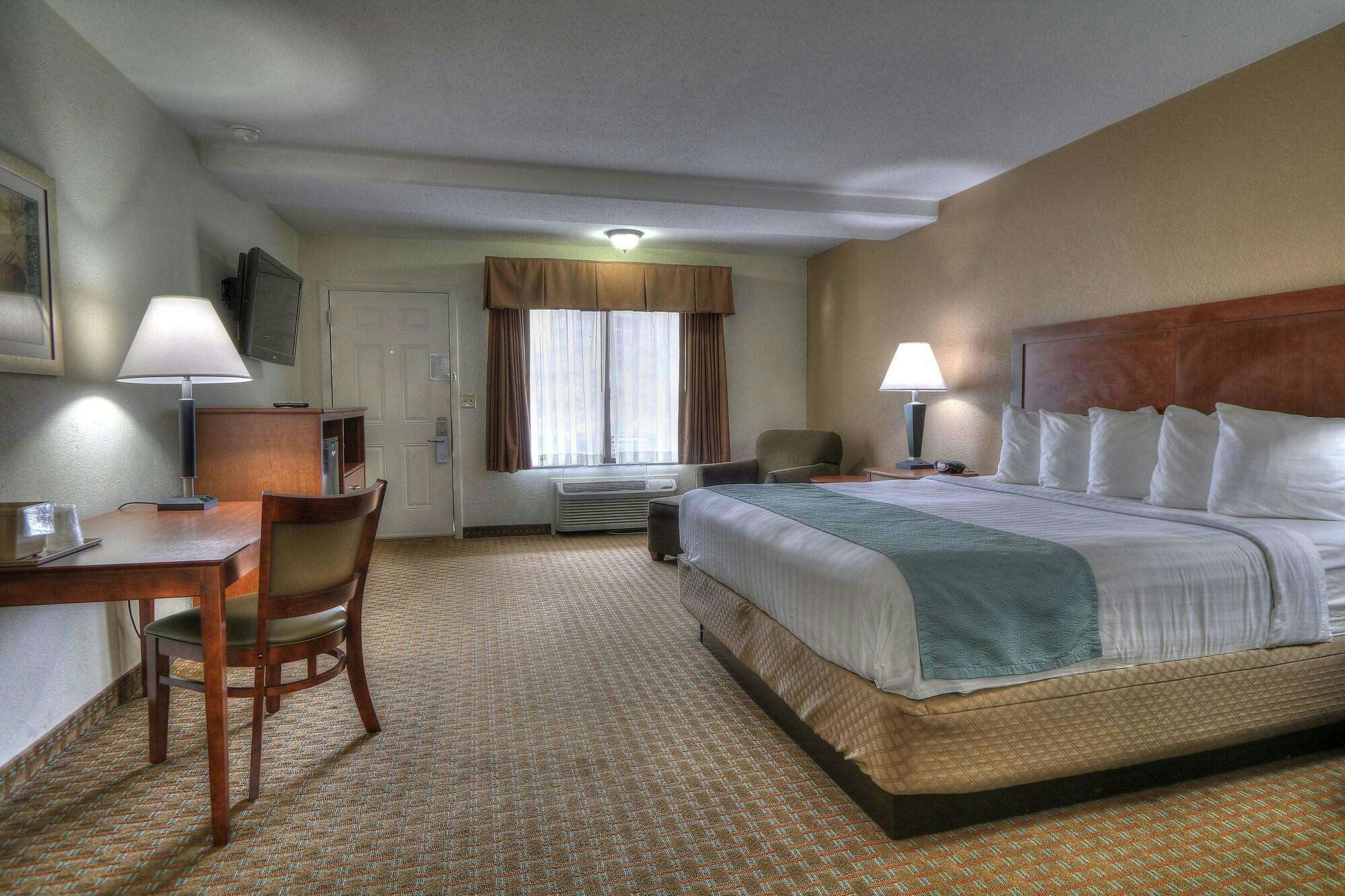 Hotel Crossroads Inn & Suites photo 3