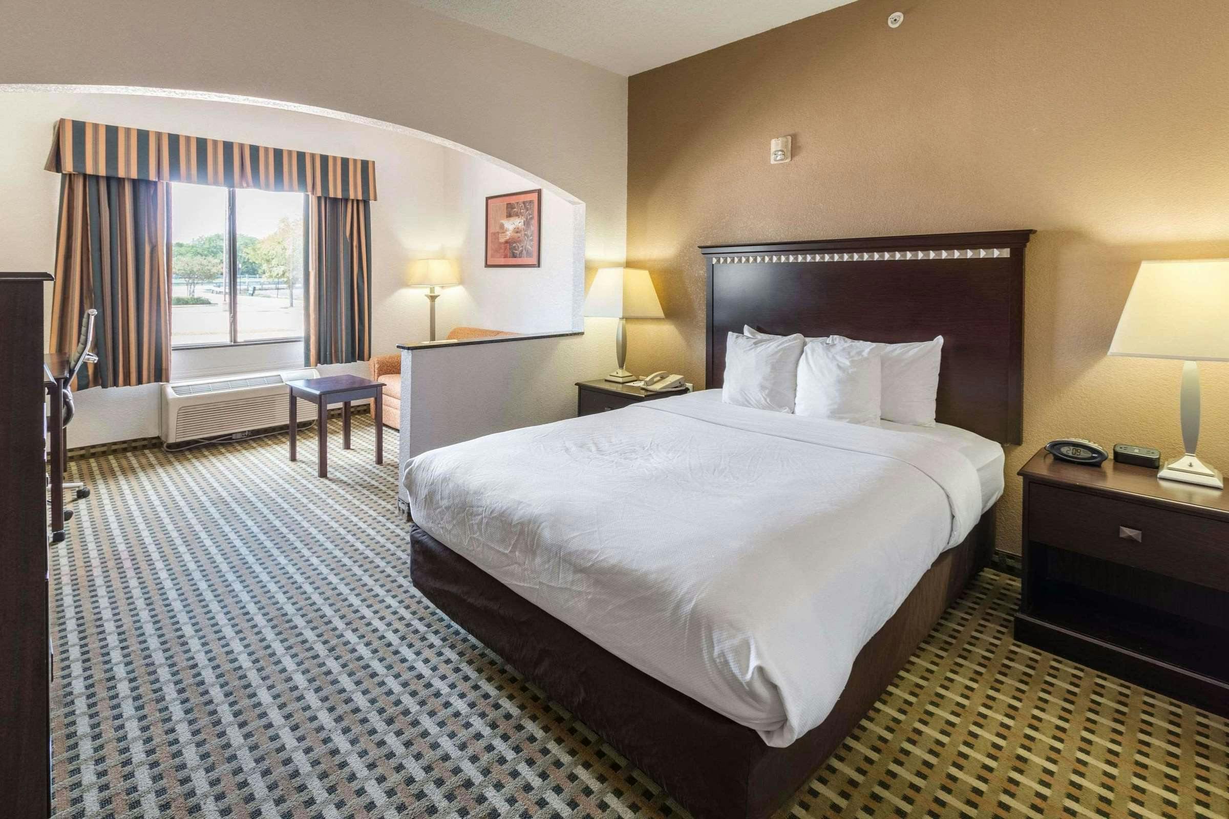 Quality Suites Burleson - Ft. Worth