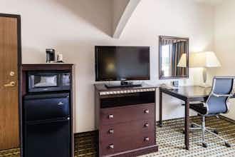 Hotel Quality Suites Burleson - Ft. Worth photo 1