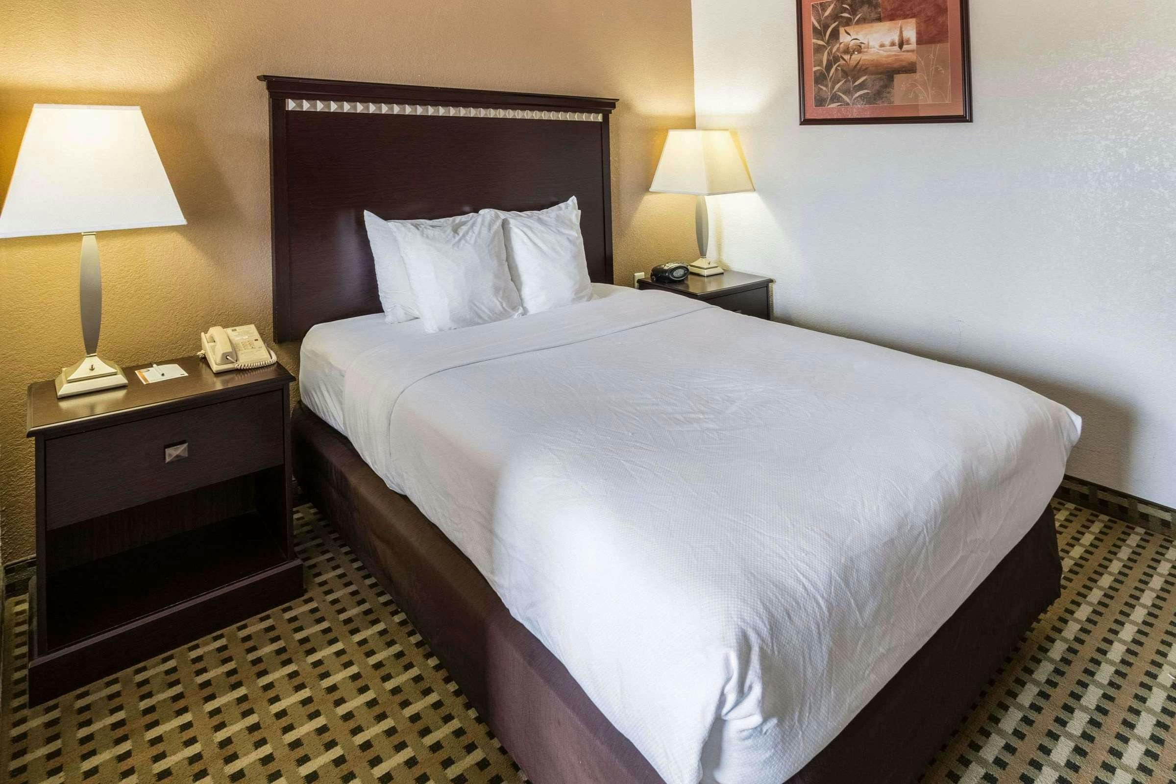 Hotel Quality Suites Burleson - Ft. Worth photo 2