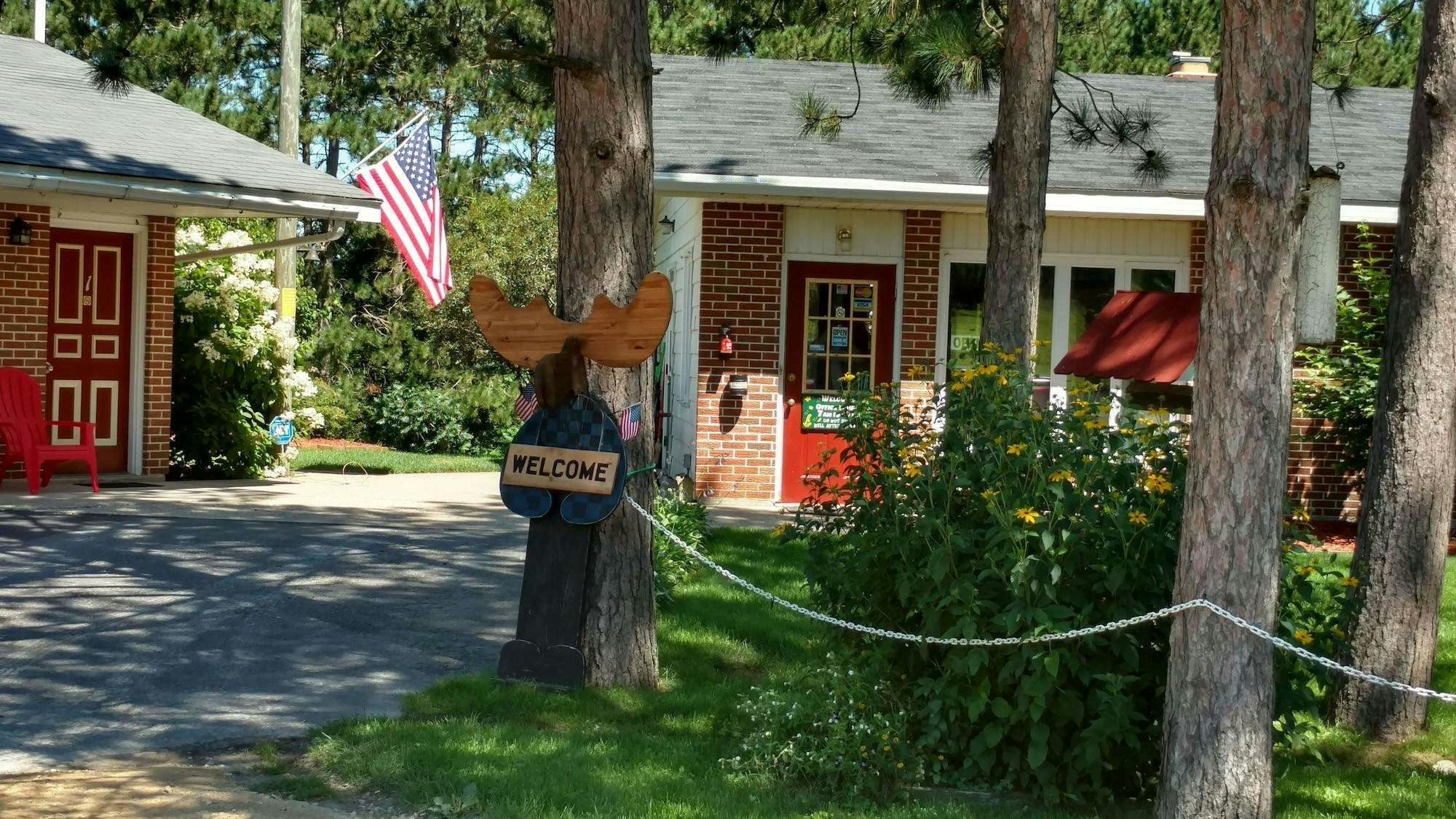 Crossroads Motel and Cabins