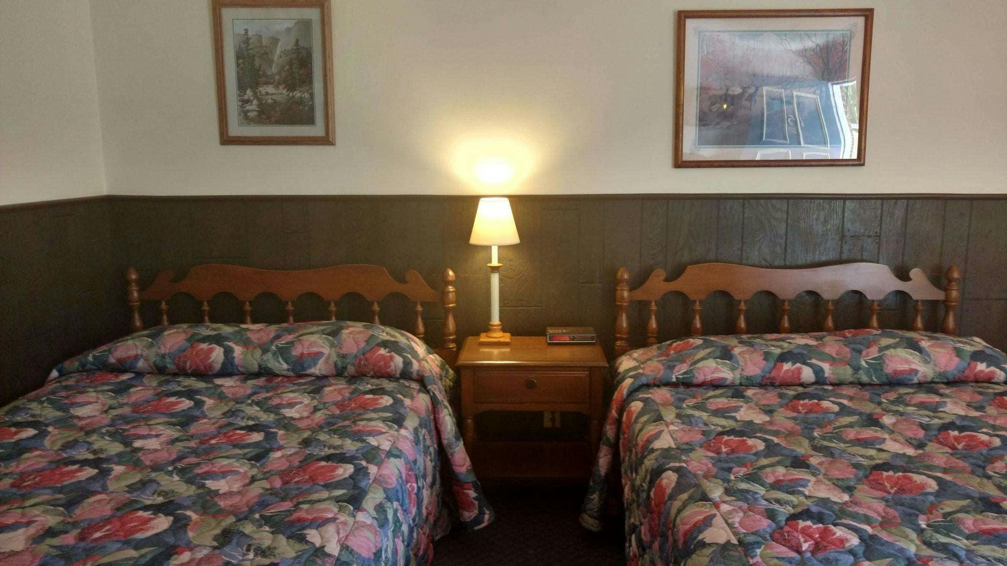 Hotel Crossroads Motel and Cabins photo 1