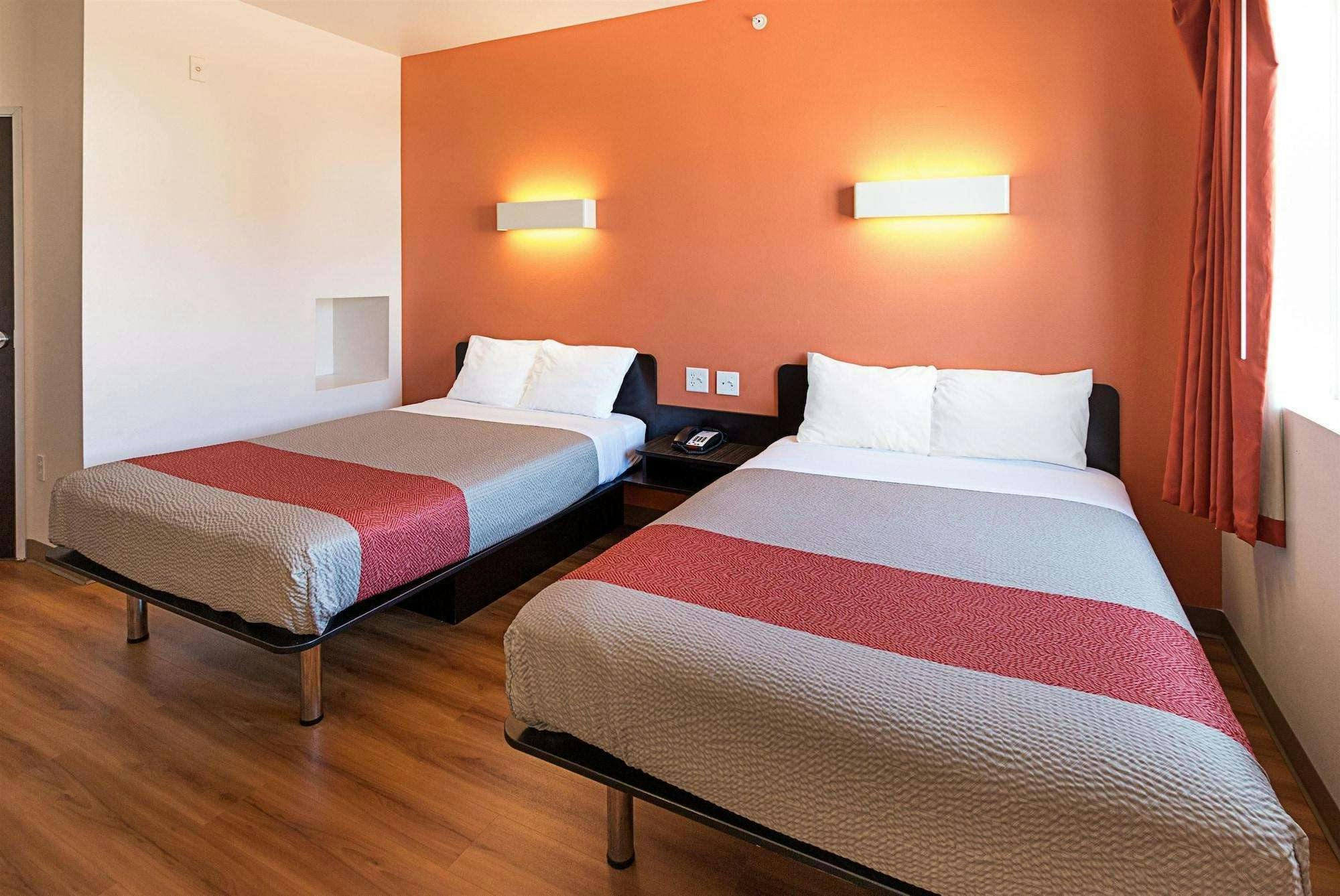 Hotel Motel6 Cleburne, TX photo 1