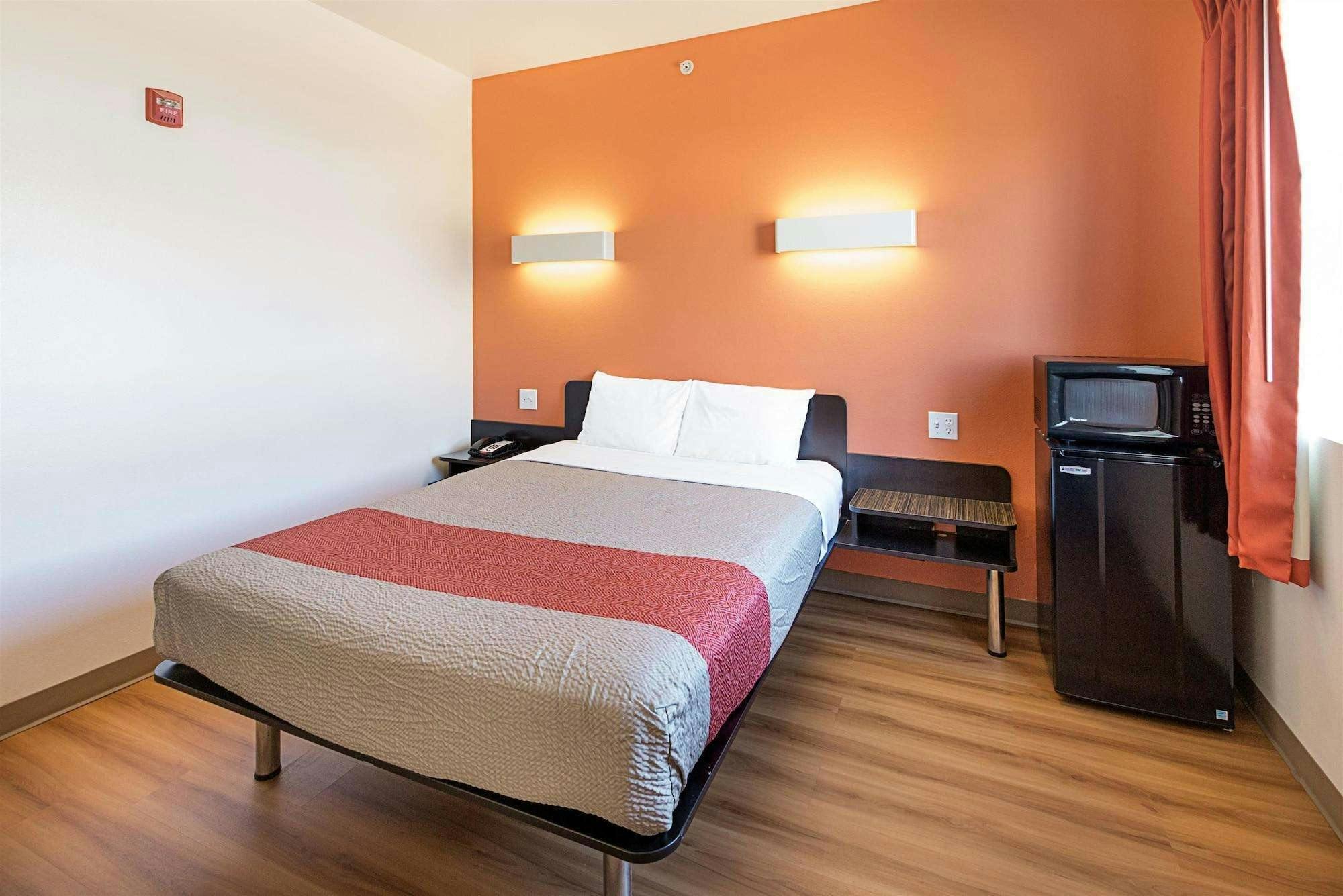 Hotel Motel6 Cleburne, TX photo 2