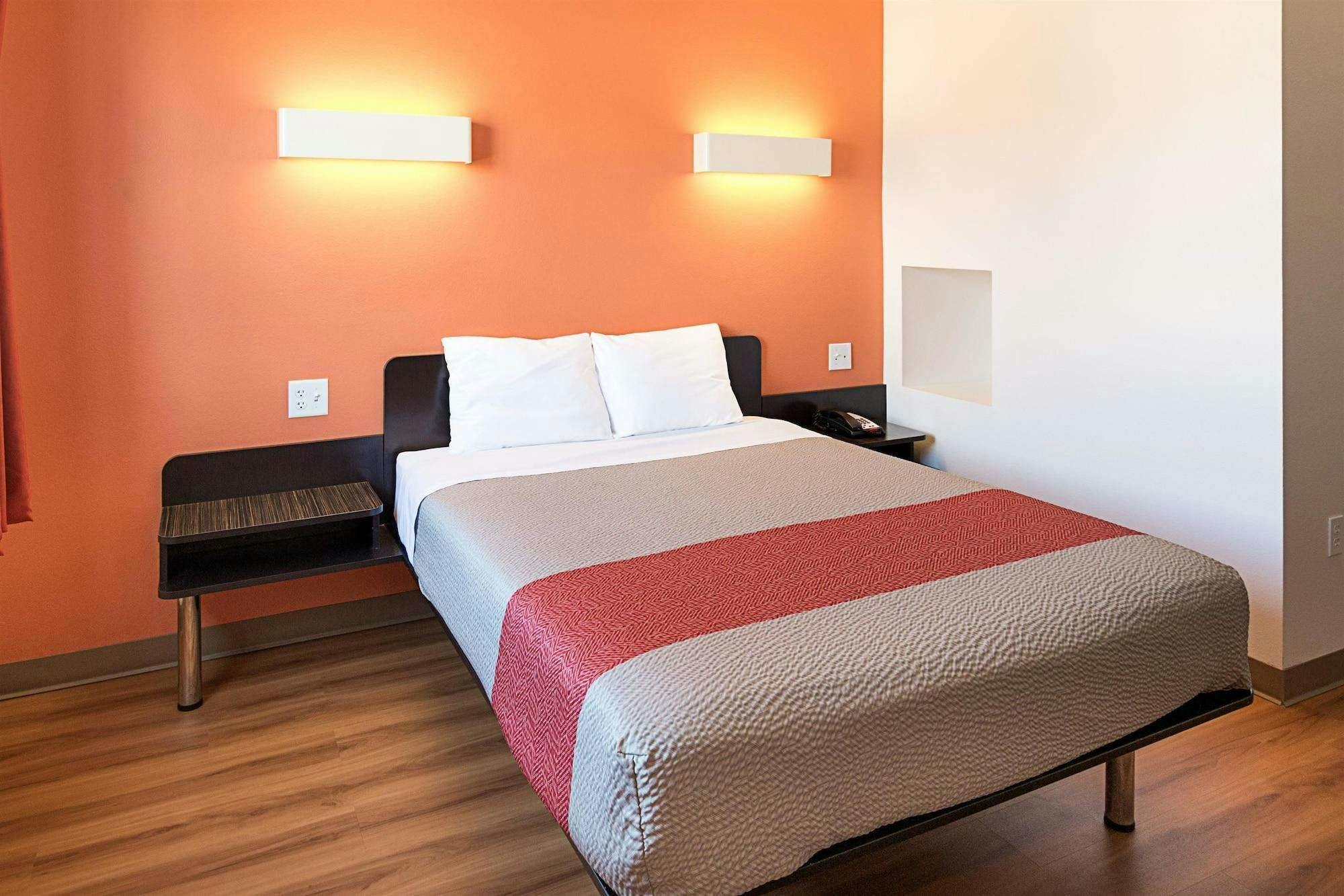 Hotel Motel6 Cleburne, TX photo 4