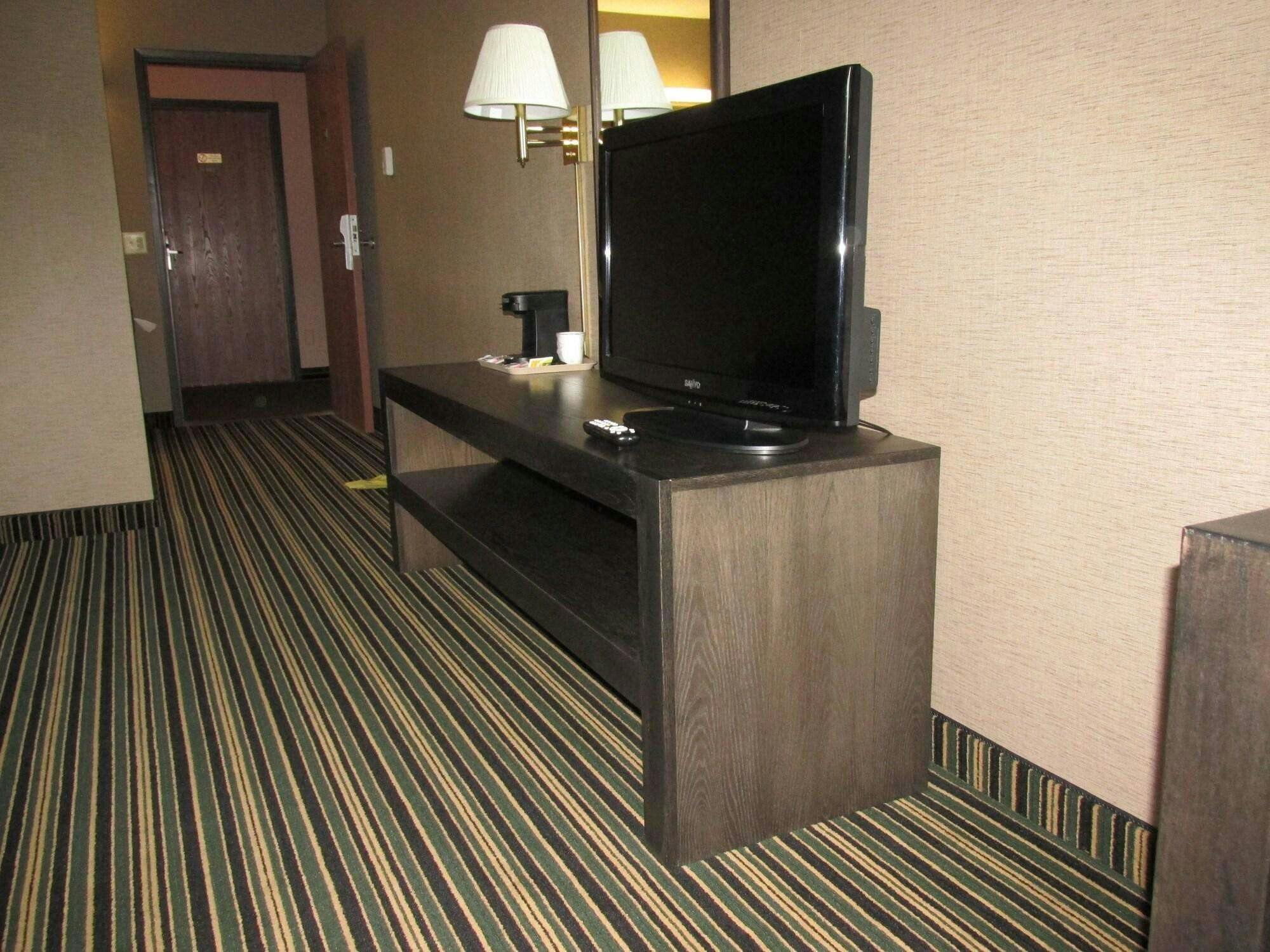 Hotel Woodfield Inn and Suites photo 2