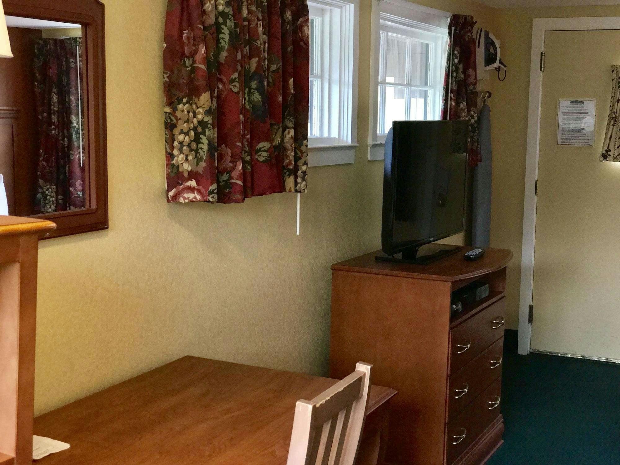 Hotel Swiss Chalets Village Inn photo 3