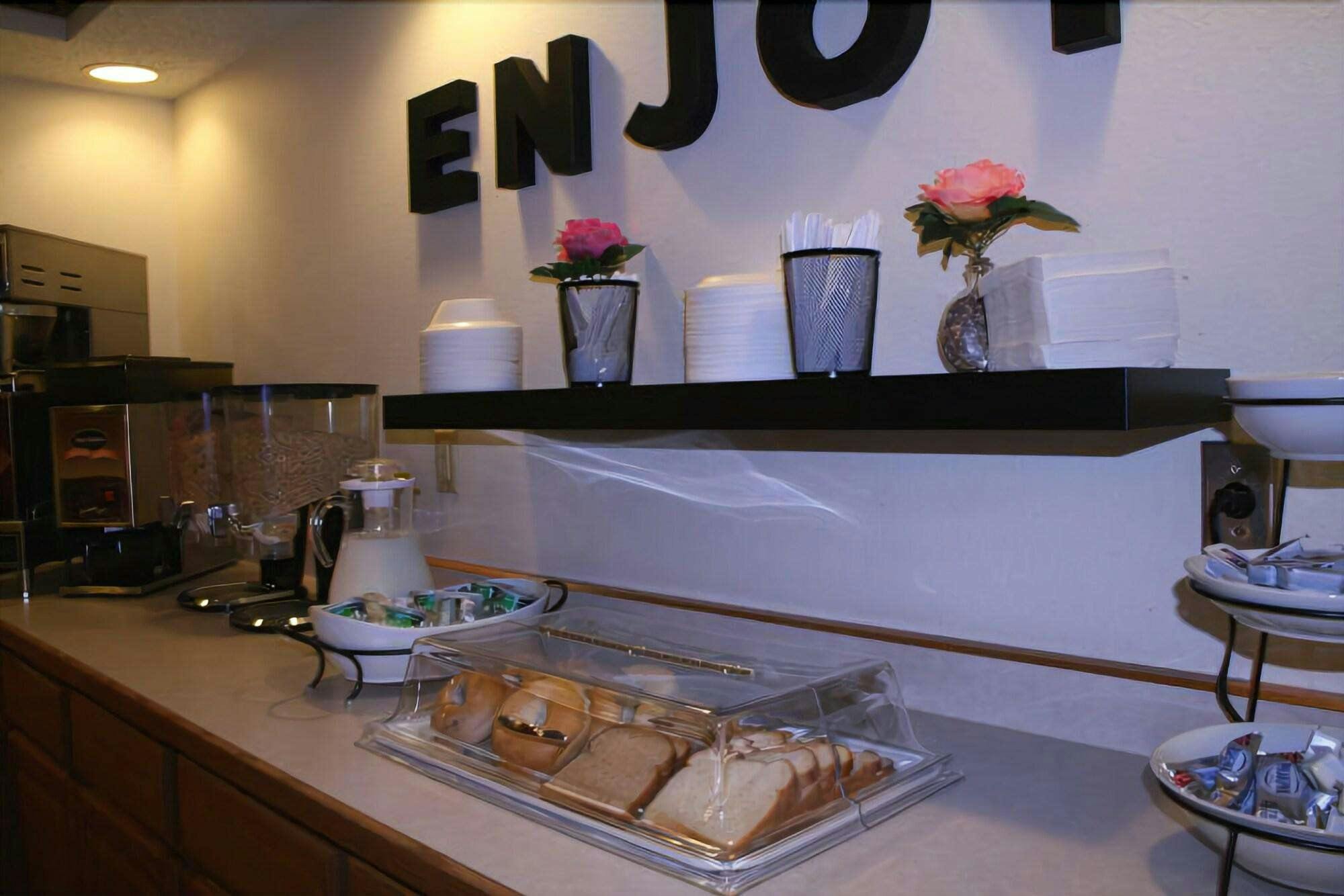 Hotel River Valley Inn & Suites photo 5