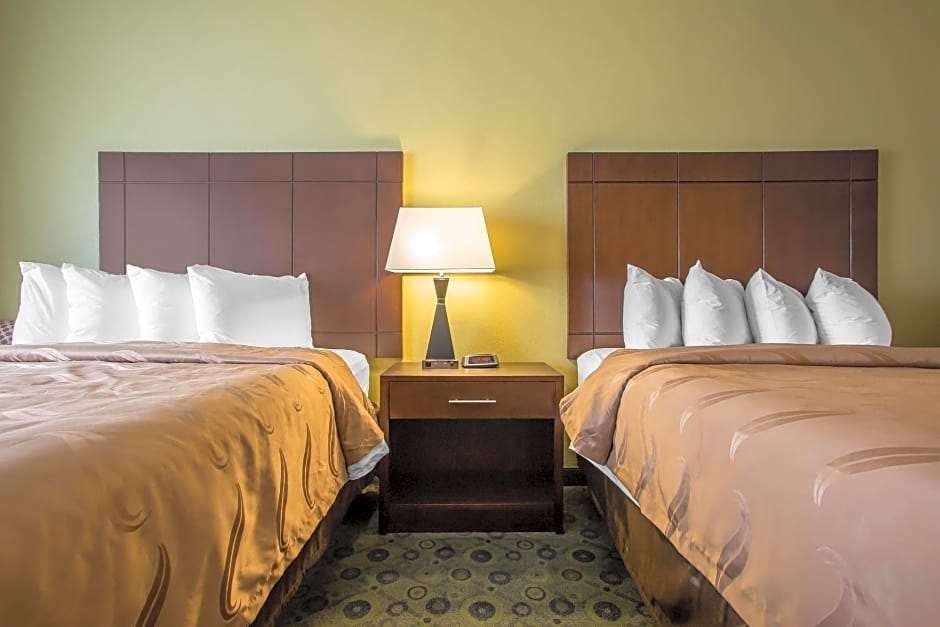 Hotel Quality Inn & Suites Bloomington I-55 and I-74 photo 1