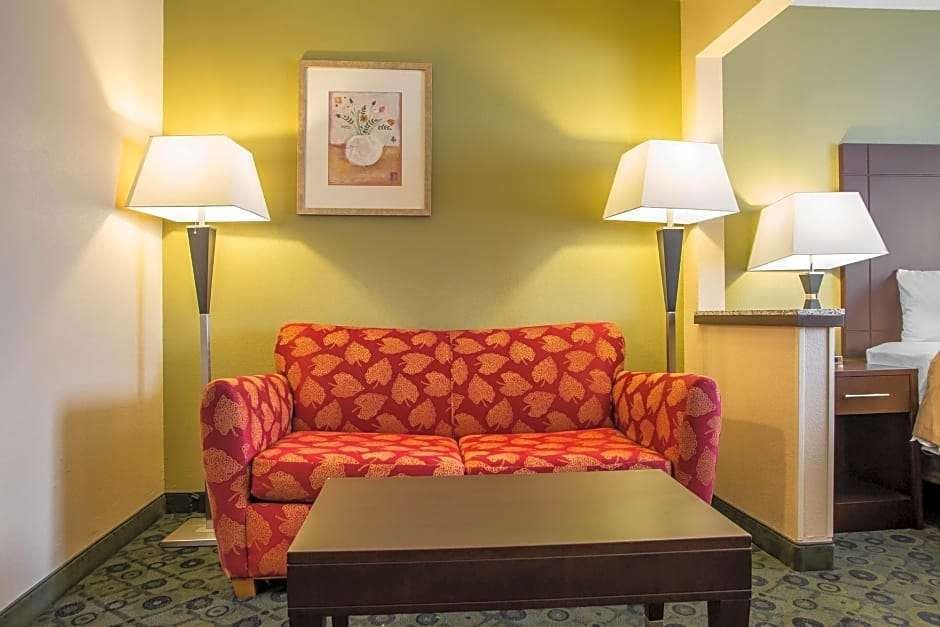 Hotel Quality Inn & Suites Bloomington I-55 and I-74 photo 5