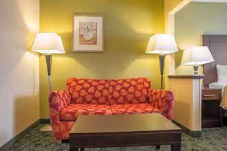 Hotel Quality Inn & Suites Bloomington I-55 and I-74 photo 5