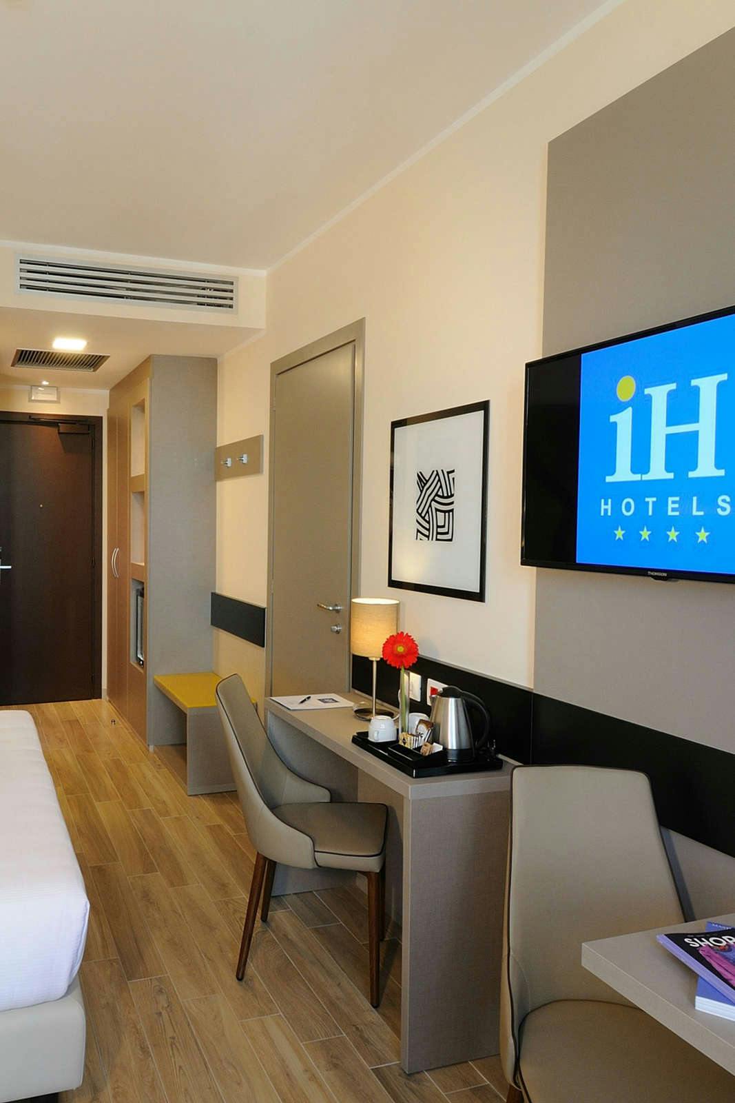 Hotel IH Hotels Milano Lorenteggio photo 4