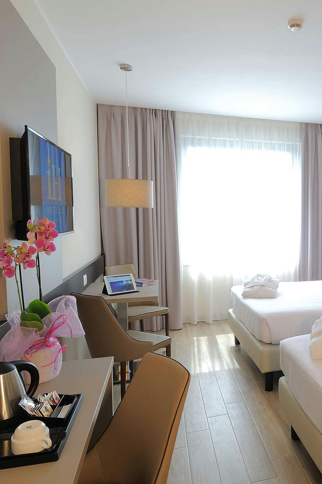 Hotel IH Hotels Milano Lorenteggio photo 2