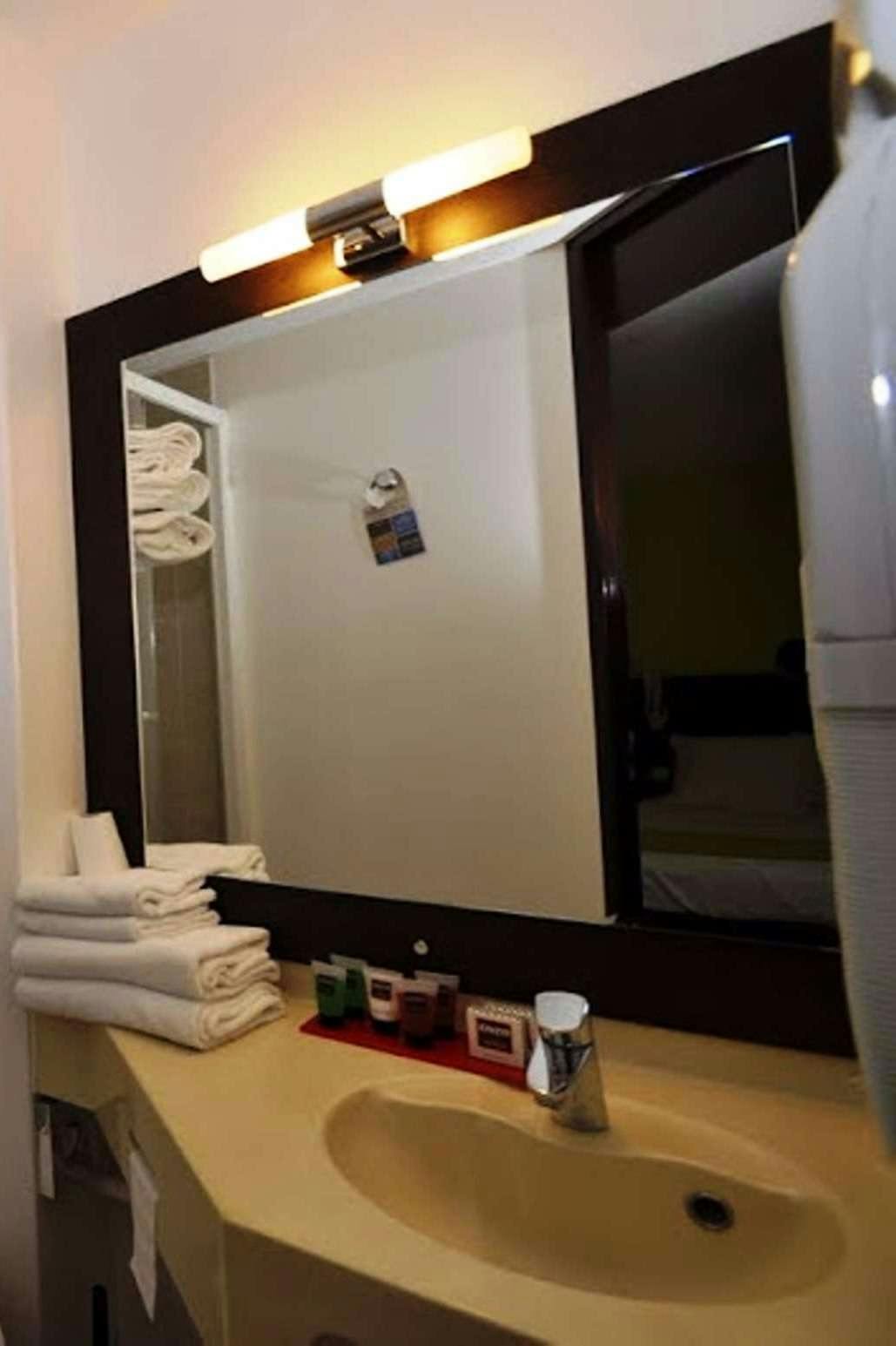 Hotel Kyriad Design Enzo Montlucon - Saint Victor photo 4