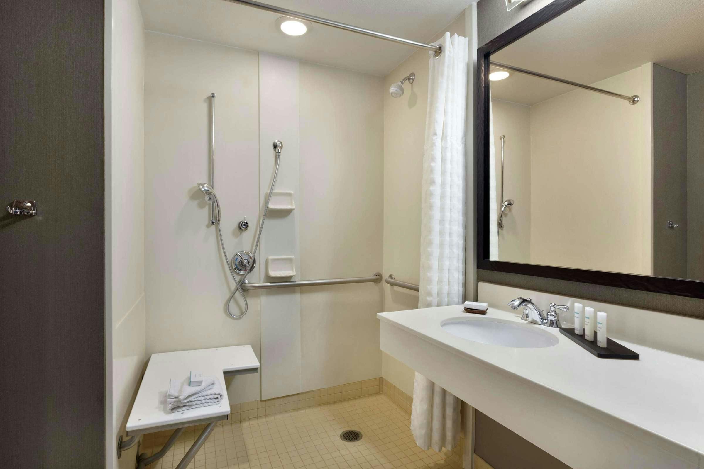 Hotel Embassy Suites by Hilton Northwest Arkansas photo 3