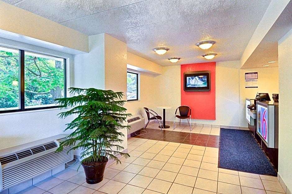 Hotel Motel6 Nashua, NH - South photo 1