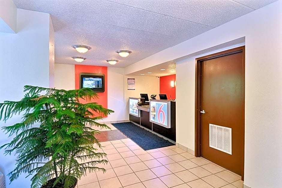 Hotel Motel6 Nashua, NH - South photo 2