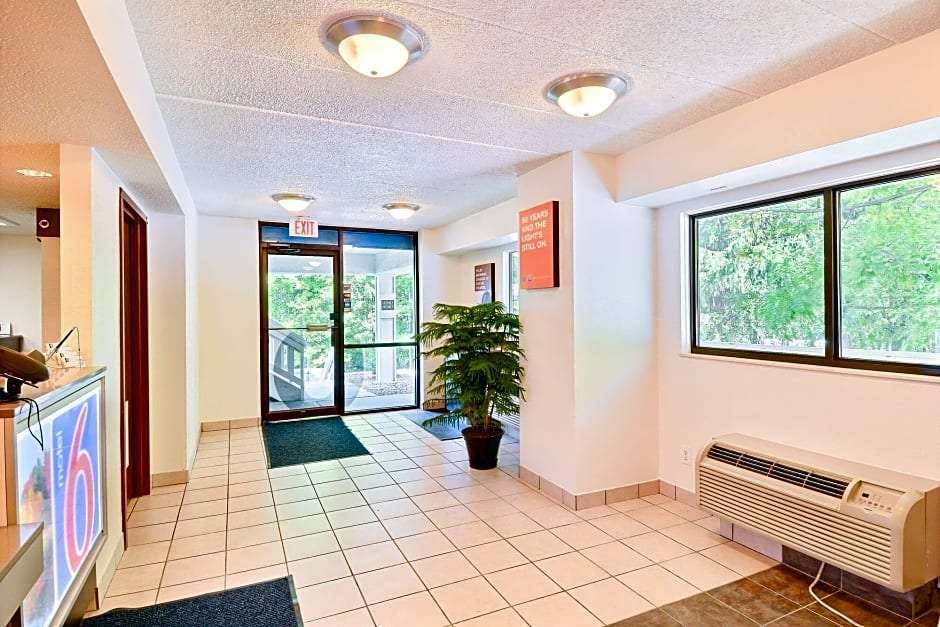 Hotel Motel6 Nashua, NH - South photo 3