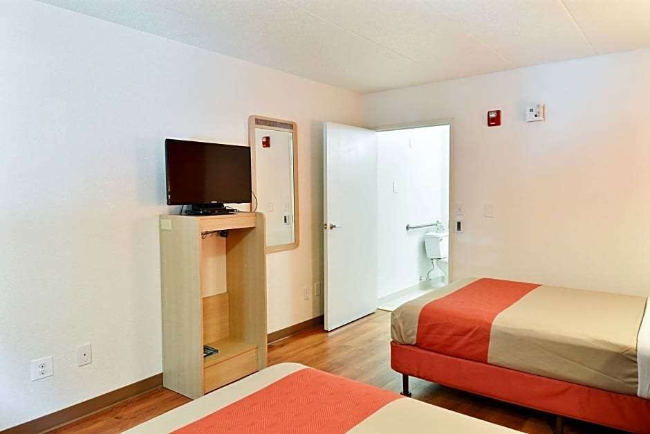 Hotel Motel6 Nashua, NH - South photo 5