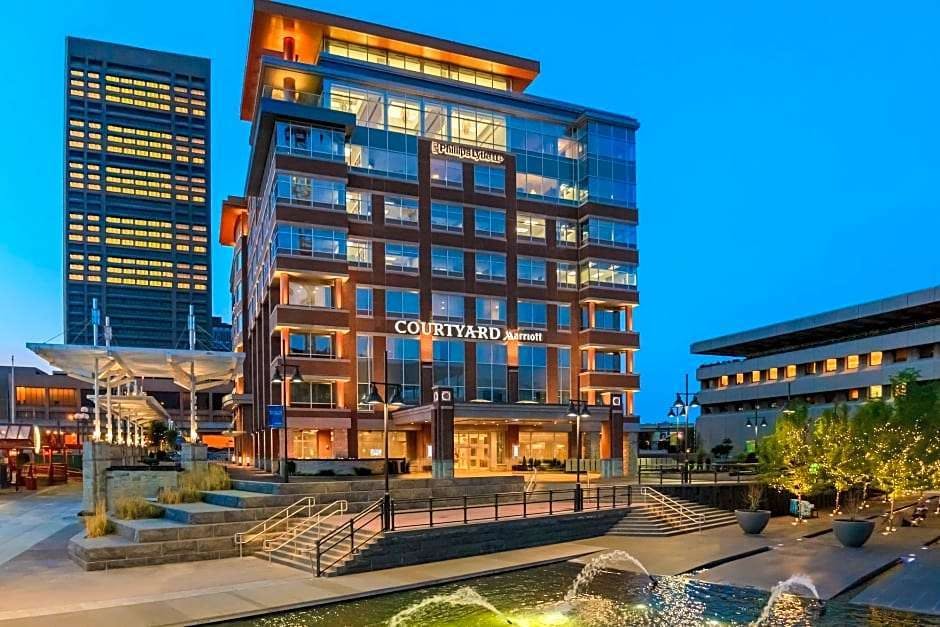 Courtyard Buffalo Downtown / Canalside
