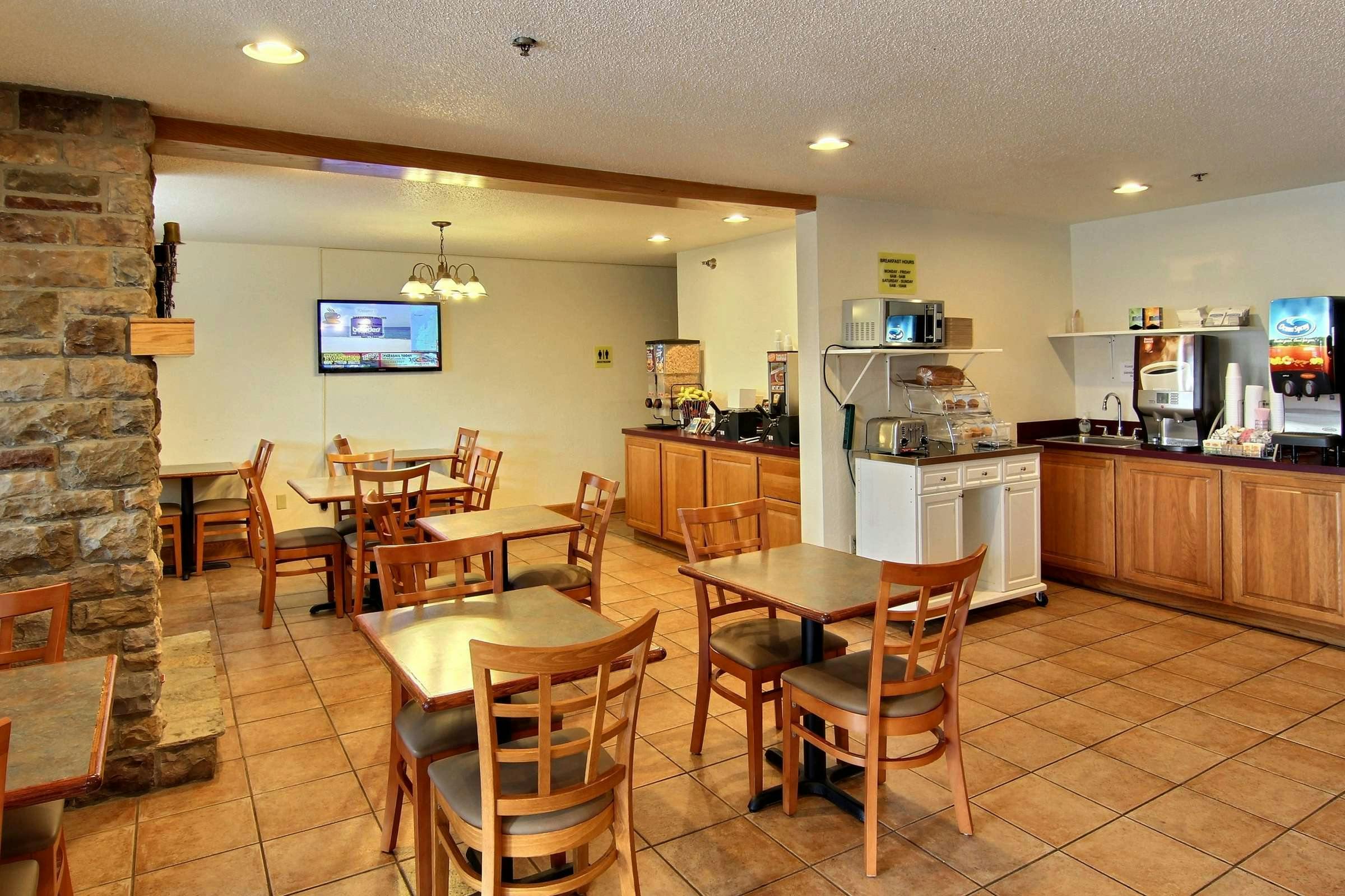 Hotel Days Inn Suites Traverse City photo 5