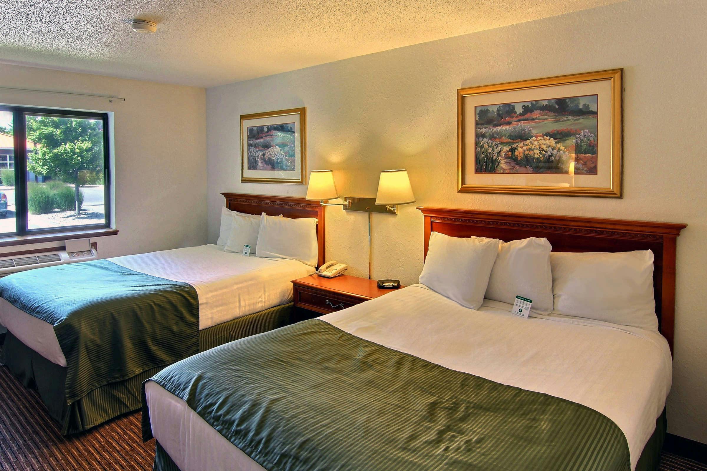Hotel Days Inn Suites Traverse City photo 2
