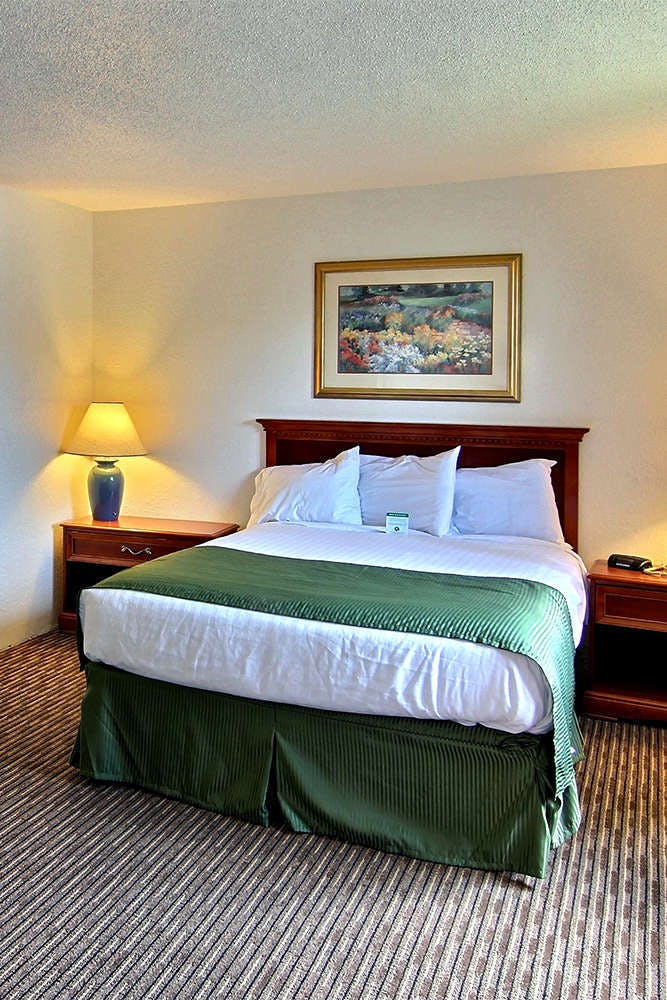 Hotel Days Inn Suites Traverse City photo 1