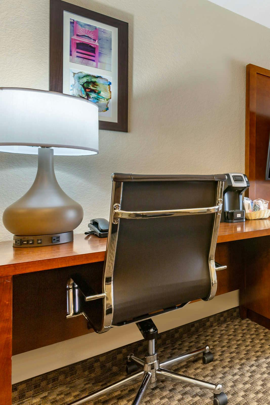 Hotel Comfort Suites Phoenix Airport photo 4