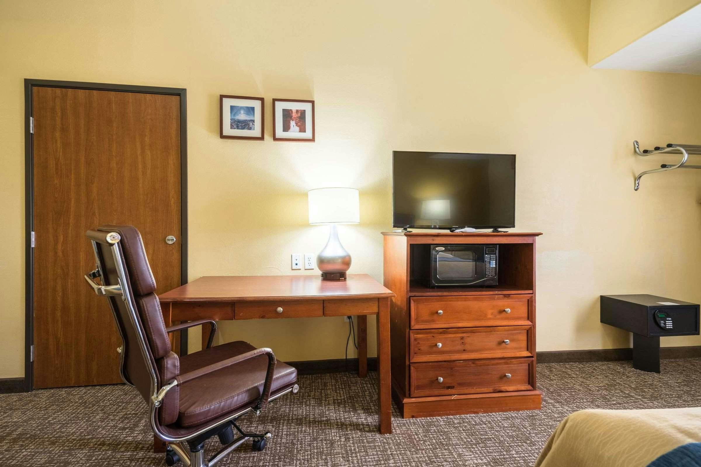 Hotel Comfort Inn & Suites Cedar City South, UT photo 1